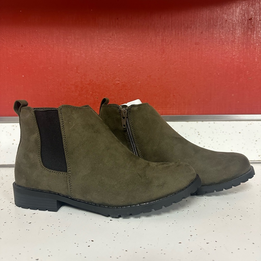Sonoma women’s ankle boots. Army green size 7.5. Never worn.
